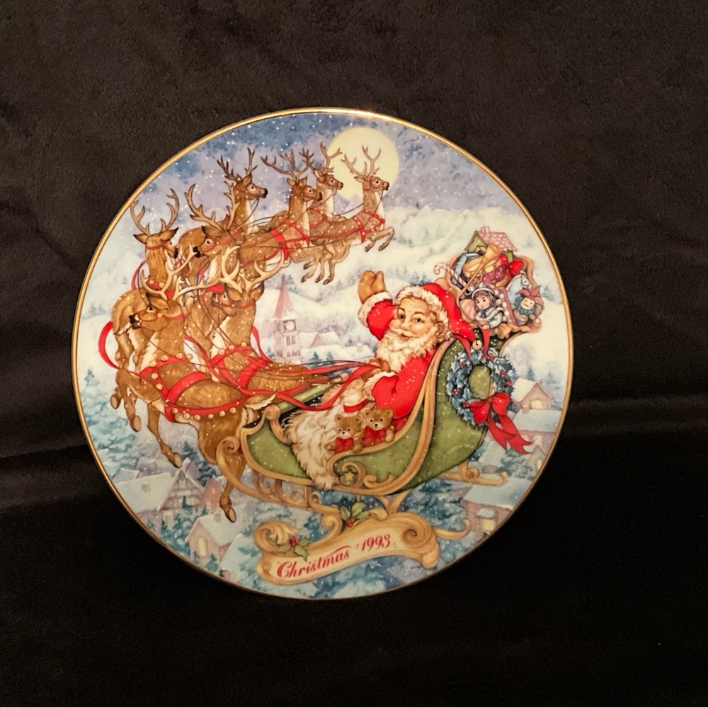 Avon Christmas 1993 Decorative Plate with Santa and Reindeer